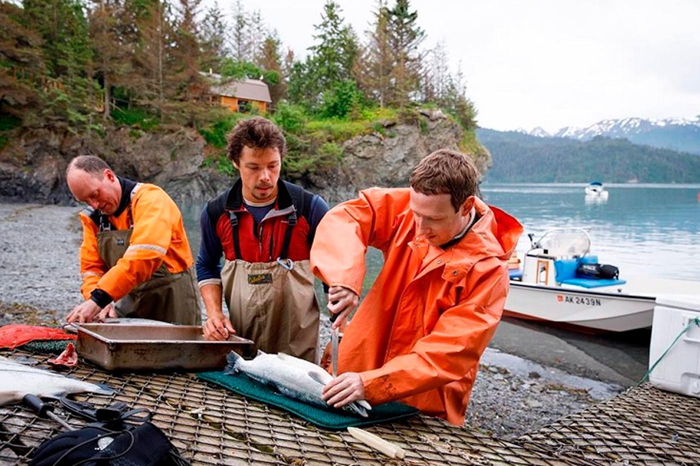 Mark Zuckerberg aparece en Facebook pescando y preparando sus capturas